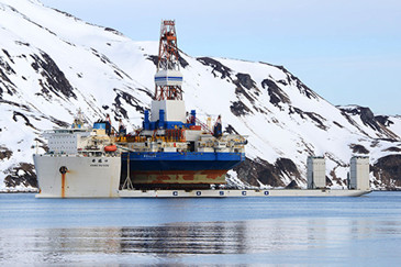 Bergung der Kulluk: Shells Ölbohrinsel riss sich Ende Dezember 2012 in schwerer See von ihrem Schlepper los und lief vor Sitkalidak Island auf Grund. © Mark Meyer / Greenpeace